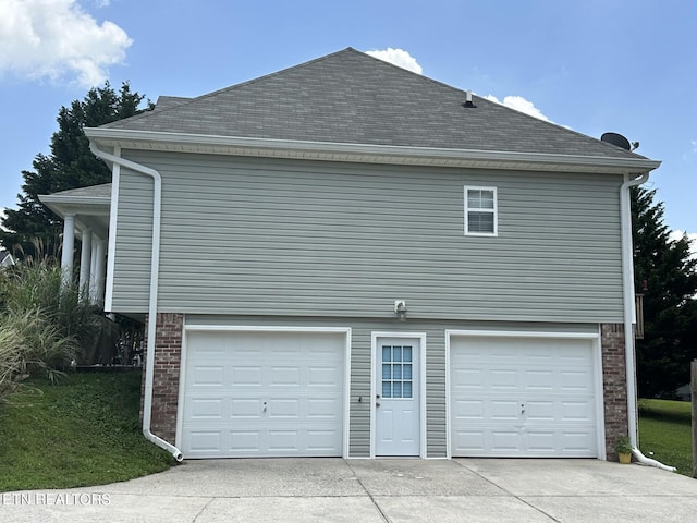 5843 Forest View Ln, Ooltewah, TN 37363 - garage featuring driveway