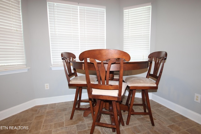5843 Forest View Ln, Ooltewah, TN 37363 - dining area with baseboards