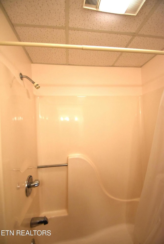 bathroom view of shower / tub combo with curtain