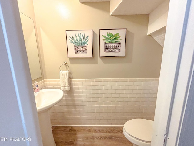 8707 Olde Colony Trl Unit 13, Knoxville, TN 37923 - bathroom with wood finished floors and tile walls