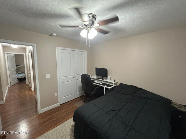 935 Pinetree Rd, Jamestown, TN 38556 - bedroom featuring dark wood finished floors, a closet, a desk, a textured ceiling, and ceiling fan