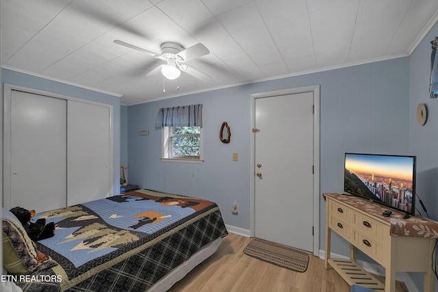 305 Shields View Dr, Gatlinburg, TN 37738 - bedroom featuring light wood-style floors, crown molding, a closet, and ceiling fan
