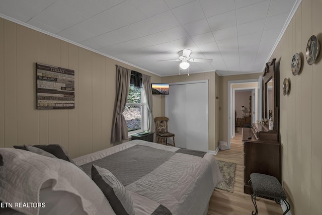 305 Shields View Dr, Gatlinburg, TN 37738 - bedroom featuring light wood-style floors, crown molding, a ceiling fan, and a closet