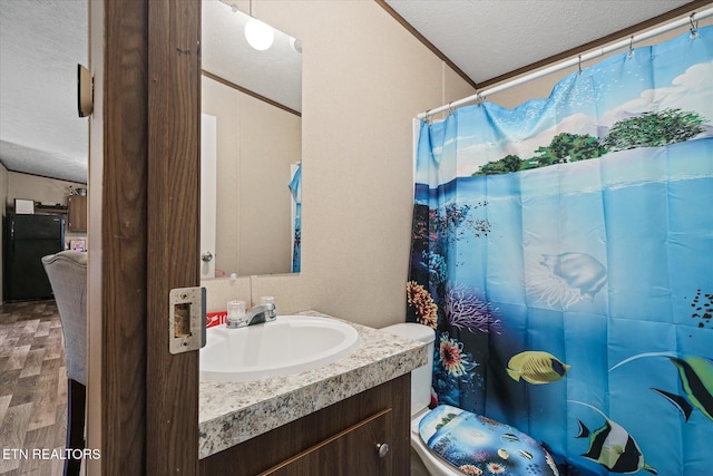 90 Byers Ln, Crossville, TN 38571 - bathroom featuring a textured ceiling, wood finished floors, vanity, and curtained shower