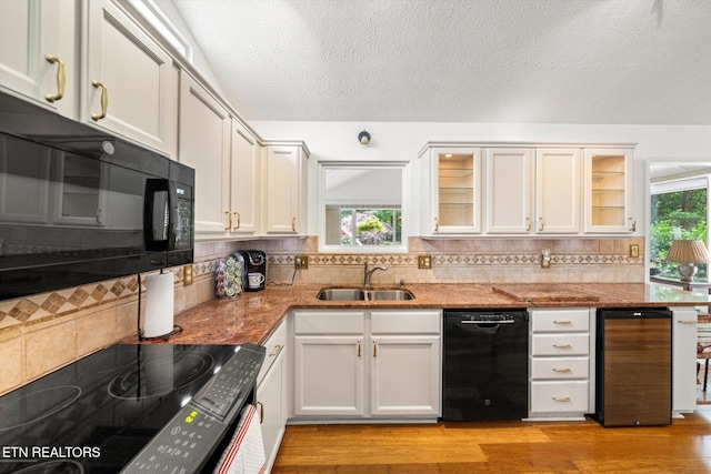 1476 Pheasants Glen Dr, Knoxville, TN 37923 - kitchen featuring black appliances, backsplash, light wood-style flooring, beverage cooler, and a textured ceiling