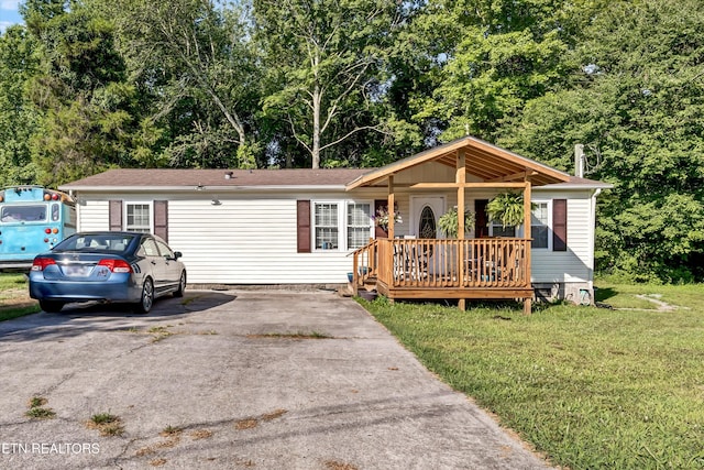 125 Loggers Ln, Clinton, TN 37716 - view of front of house featuring a front lawn, asphalt driveway, and a porch