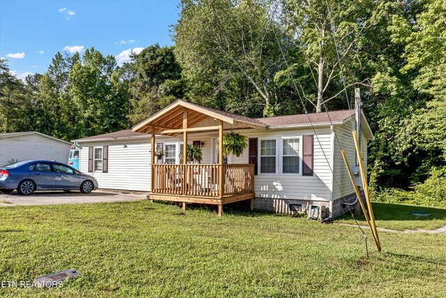 125 Loggers Ln, Clinton, TN 37716 - view of front of house with a front yard, a porch, and crawl space