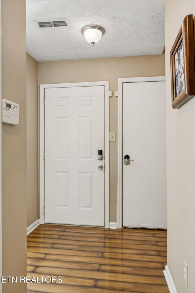 8600 Olde Colony Trl Unit 106, Knoxville, TN 37923 - foyer entrance with wood finished floors and a textured ceiling