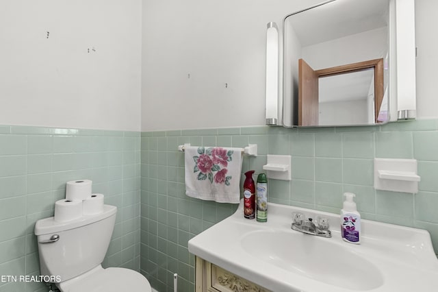 776 Hamilton St, Alcoa, TN 37701 - bathroom featuring tile walls, vanity, and wainscoting