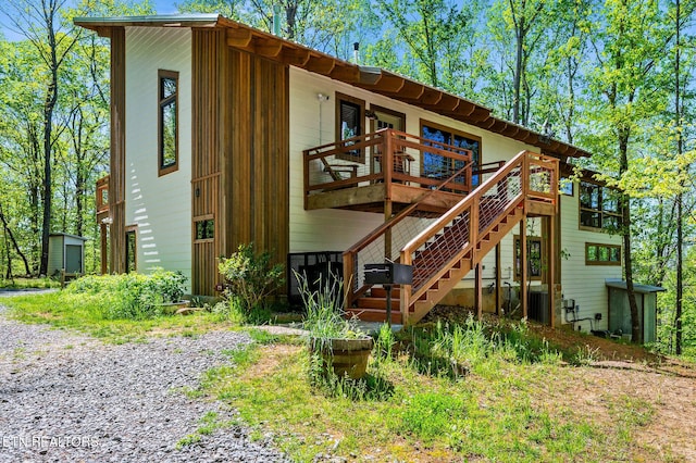 3721 Clabo Mountain Ln, Sevierville, TN 37862 - back of property with a wooden deck and stairs