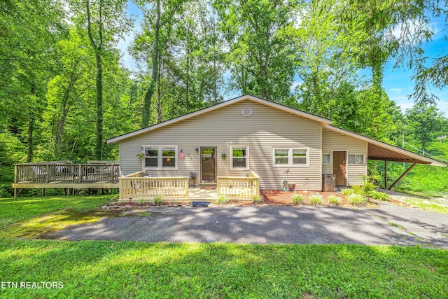 432 W Loop Rd, Gatlinburg, TN 37738 - view of front of property with driveway, a deck, and a front yard