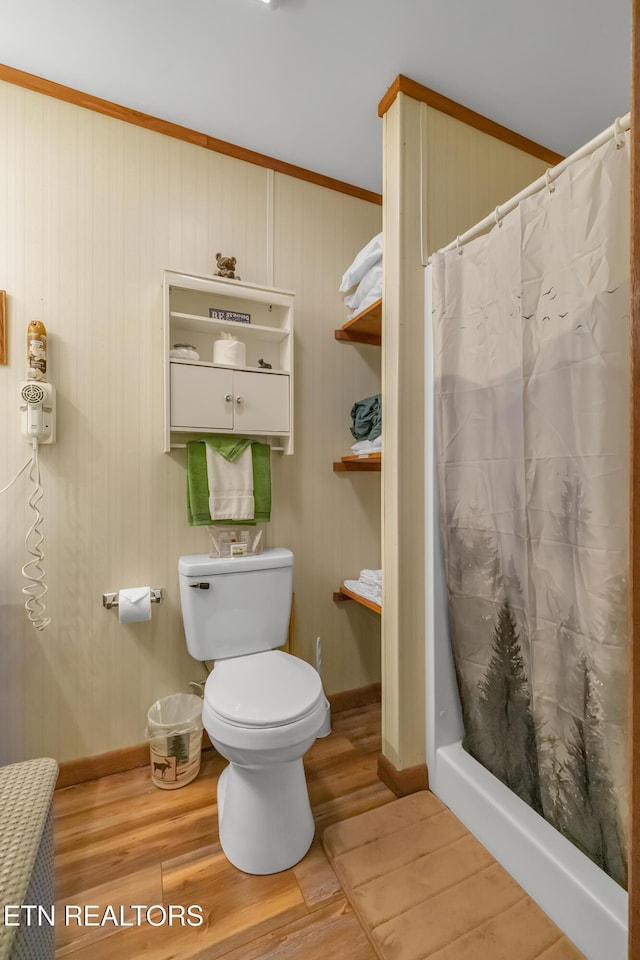 432 W Loop Rd, Gatlinburg, TN 37738 - full bath featuring wood finished floors, curtained shower, and crown molding