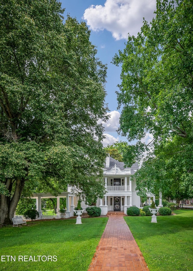 105 N Church St, Sparta, TN 38583 - view of front of property featuring a balcony, a front lawn, and a chimney