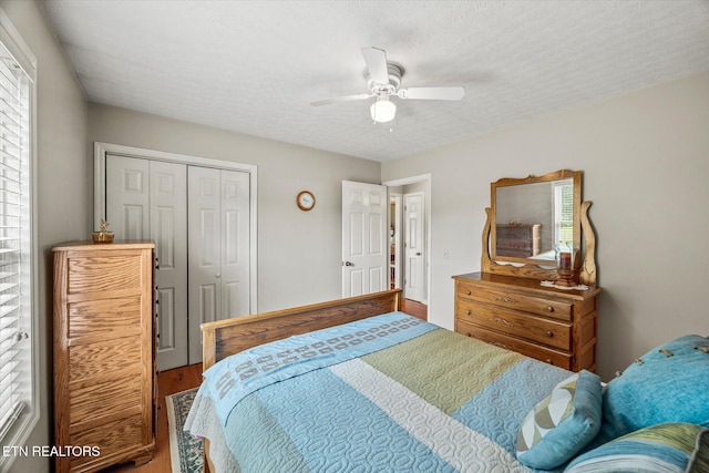454 Boyd St, Celina, TN 38551 - bedroom featuring a closet, wood finished floors, a ceiling fan, and a textured ceiling