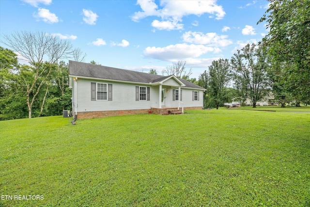 454 Boyd St, Celina, TN 38551 - ranch-style house featuring a front lawn and roof with shingles