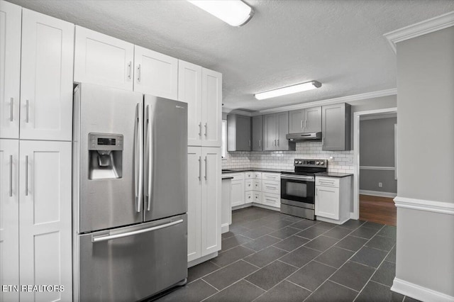 348 Ridge Rd, Caryville, TN 37714 - kitchen with appliances with stainless steel finishes, under cabinet range hood, a textured ceiling, dark countertops, and decorative backsplash