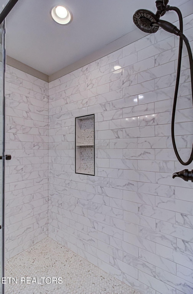 516 Golden Harvest Rd, Knoxville, TN 37934 - full bath featuring tiled shower