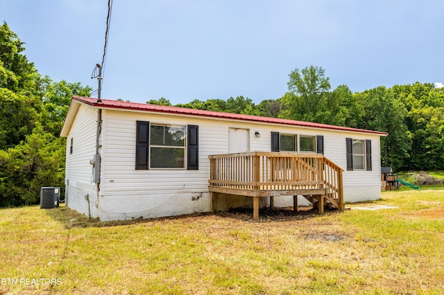 1768 Fain Cemetery Rd, Dandridge, TN 37725 - manufactured / mobile home featuring a wooden deck, a front yard, and a metal roof