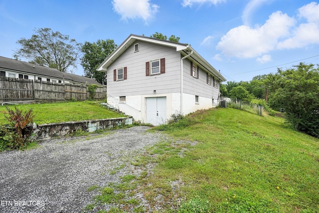 564 Dillwyn St, Kingsport, TN 37665 - back of property with driveway