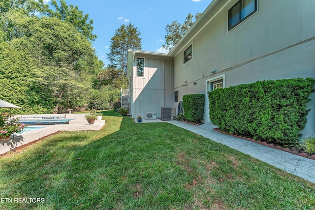 127 Newhaven Rd, Oak Ridge, TN 37830 - view of grassy yard featuring a swimming pool