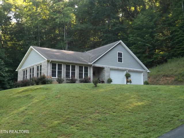 440 Sams Mtn, Middlesboro, KY 40965 - view of front facade featuring a garage and a front yard