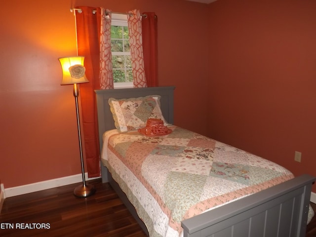 440 Sams Mtn, Middlesboro, KY 40965 - bedroom featuring dark wood-type flooring and baseboards