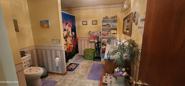 191 Ashley Ln, Oneida, TN 37841 - hall featuring a wainscoted wall and a textured ceiling