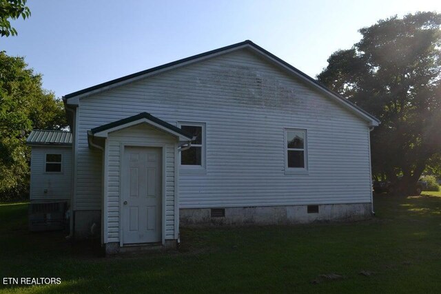 31058 US-127, Pikeville, TN 37367 - rear view of property with crawl space and a lawn