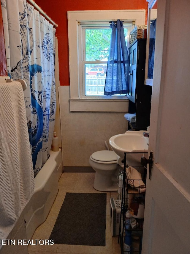 955 Poplar St, Alcoa, TN 37701 - full bath featuring toilet and shower / bath combination with curtain