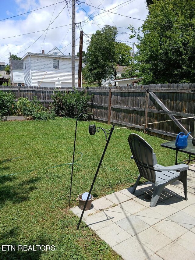 955 Poplar St, Alcoa, TN 37701 - fenced backyard with a patio
