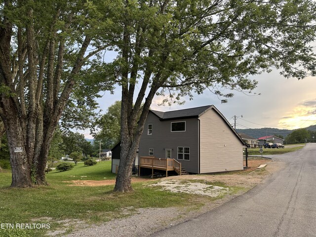 901 Kyle St, Lafollette, TN 37766 - view of side of home featuring a deck and a yard