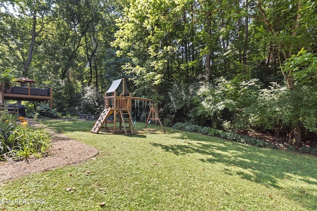 1521 Aldenwood Ln, Knoxville, TN 37919 - view of green lawn featuring a playground
