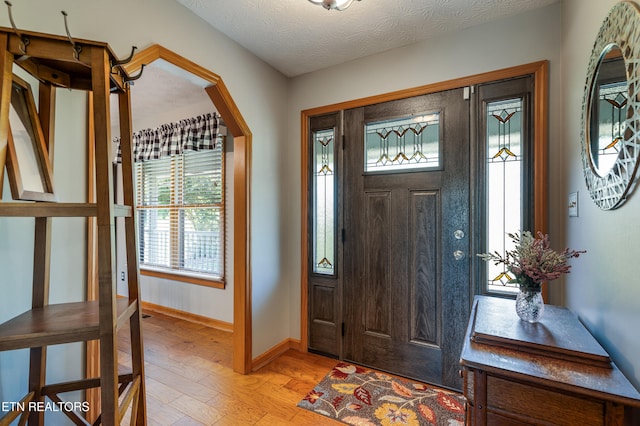 3938 Settlers Trl, Kodak, TN 37764 - foyer featuring light wood-style floors and baseboards