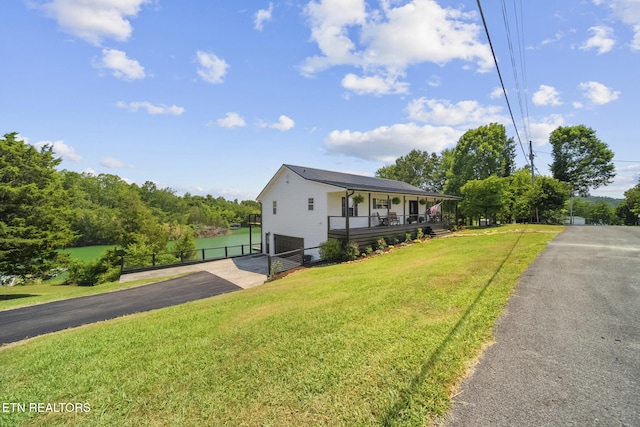 1033 Sunset View Rd, Sevierville, TN 37876 - view of front of home with driveway, an attached garage, and covered porch