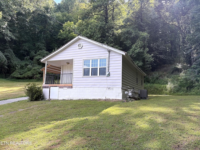 278 Buell Hill Rd, Pineville, KY 40977 - view of front of property featuring a forest view, a front lawn, and covered porch