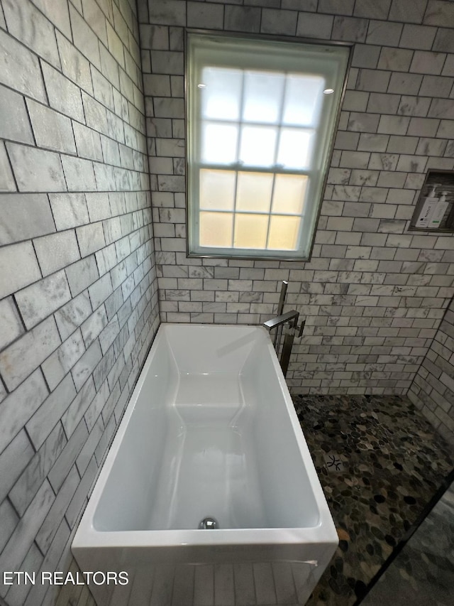 8024 Sharp Rd, Powell, TN 37849 - full bath featuring a tub to relax in