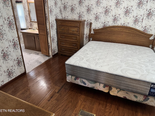 Ousley Crst, Cumberland Gap, TN 37724 - bedroom with wallpapered walls and wood finished floors