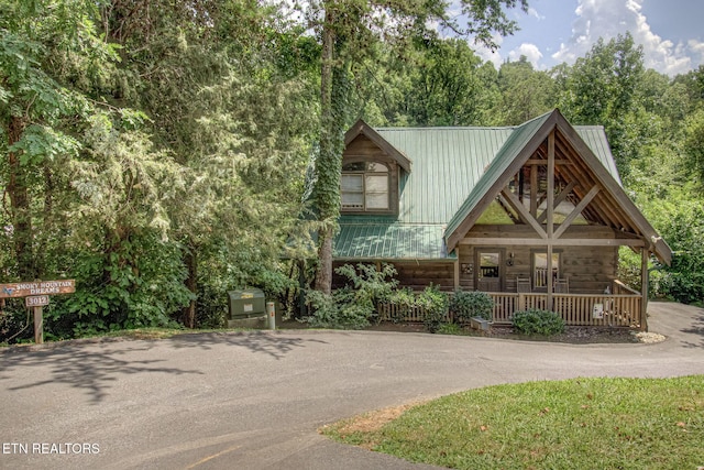 3012 Oak Tree Way, Pigeon Forge, TN 37863 - view of front of home featuring covered porch, a metal roof, and asphalt driveway