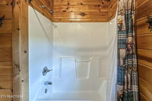 3012 Oak Tree Way, Pigeon Forge, TN 37863 - bathroom featuring shower / tub combo with curtain