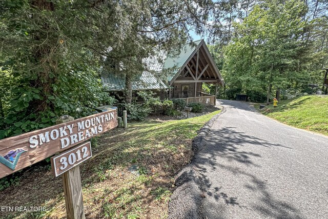3012 Oak Tree Way, Pigeon Forge, TN 37863 - view of front facade with a metal roof