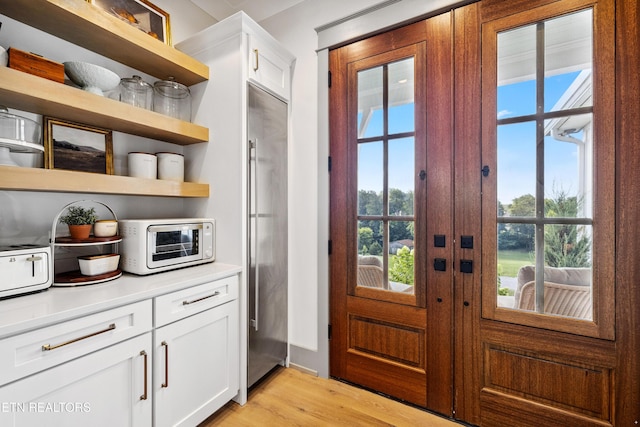 1014 High Springs Rd, Knoxville, TN 37932 - foyer with light wood-style floors and plenty of natural light