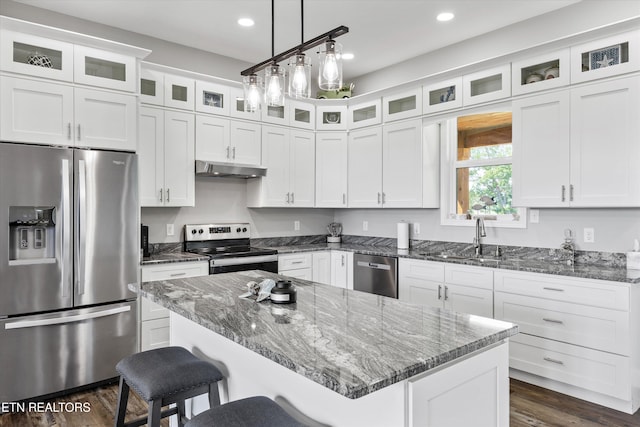 487 Peninsula, Rutledge, TN 37861 - kitchen featuring appliances with stainless steel finishes, a kitchen bar, recessed lighting, white cabinetry, and a center island