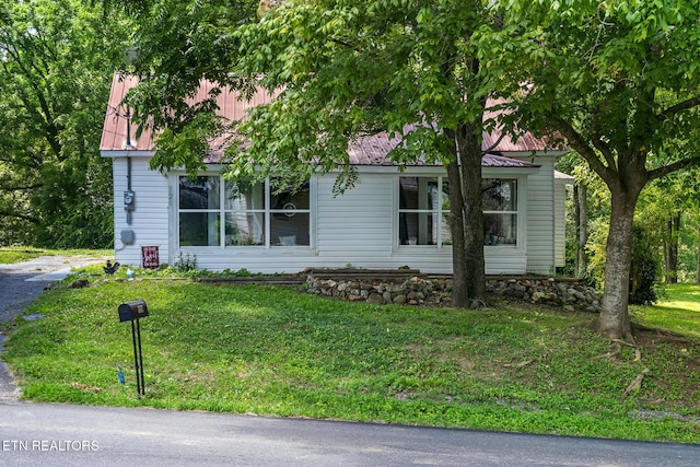 121 N Niota Rd, Englewood, TN 37329 - view of front of home with a metal roof and a front yard
