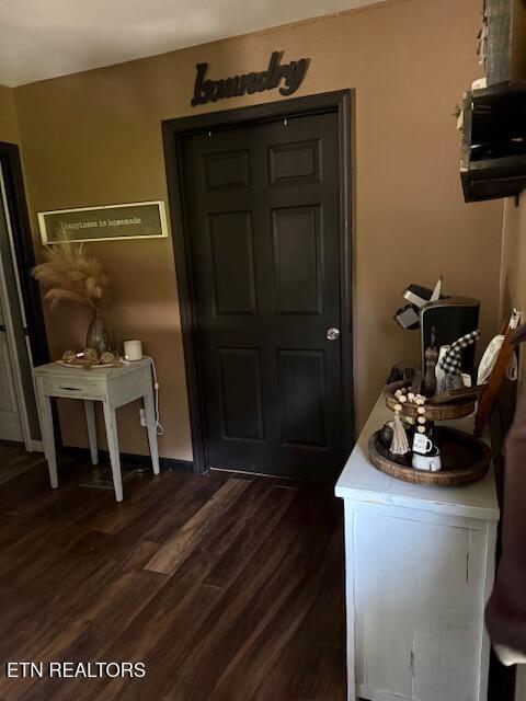 122 Regan Ln, Lafollette, TN 37766 - entrance foyer featuring dark wood-style flooring