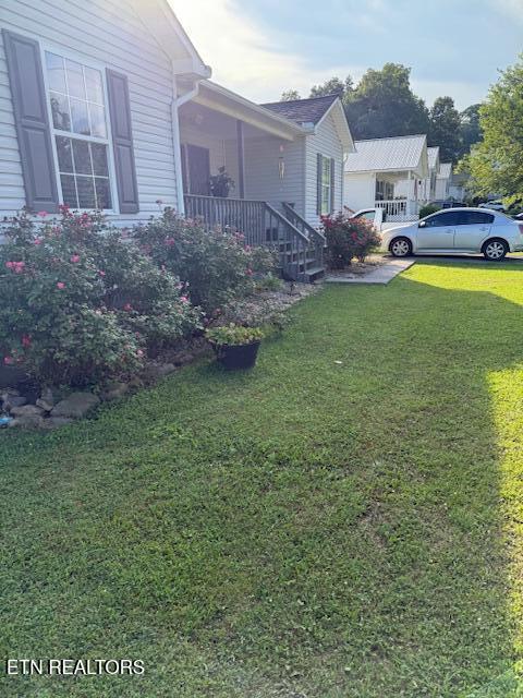 122 Regan Ln, Lafollette, TN 37766 - view of grassy yard featuring a porch