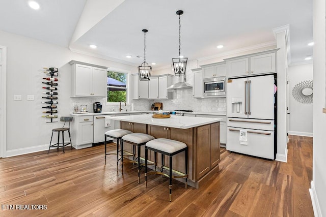 140 Walelu Trl, Vonore, TN 37885 - kitchen with white appliances, light countertops, a kitchen bar, dark wood finished floors, and a kitchen island