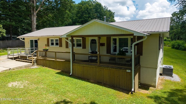 1010 Smallwood Rd, Jamestown, TN 38556 - view of front of house with a front lawn, a metal roof, and a porch