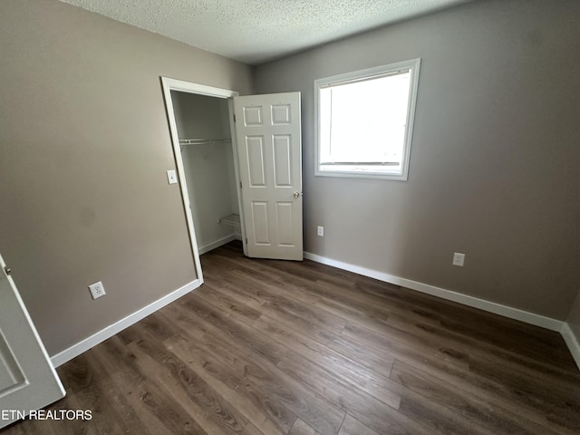 382 W Monticello Pike, Huntsville, TN 37756 - unfurnished bedroom with a textured ceiling, dark wood-style floors, and a closet
