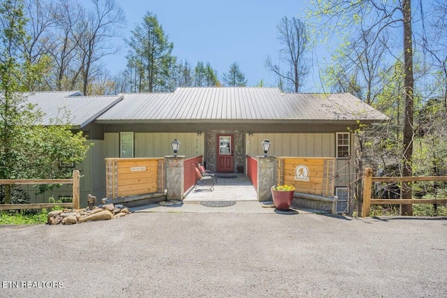 516 Proffitt Rd Unit 2, Gatlinburg, TN 37738 - rustic home featuring a metal roof and a porch
