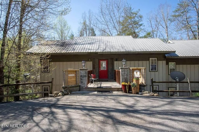 520 Proffitt Rd Unit 1, Gatlinburg, TN 37738 - view of front of property with a metal roof
